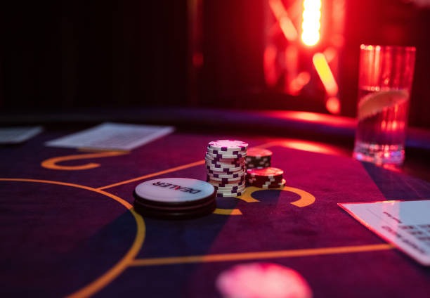 Dealer action and hand resolution